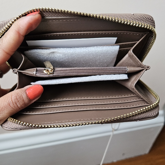 Ellen Tracy The Chevron Quilted Collection Zip Around Indexer Wallet - Picture 4 of 12